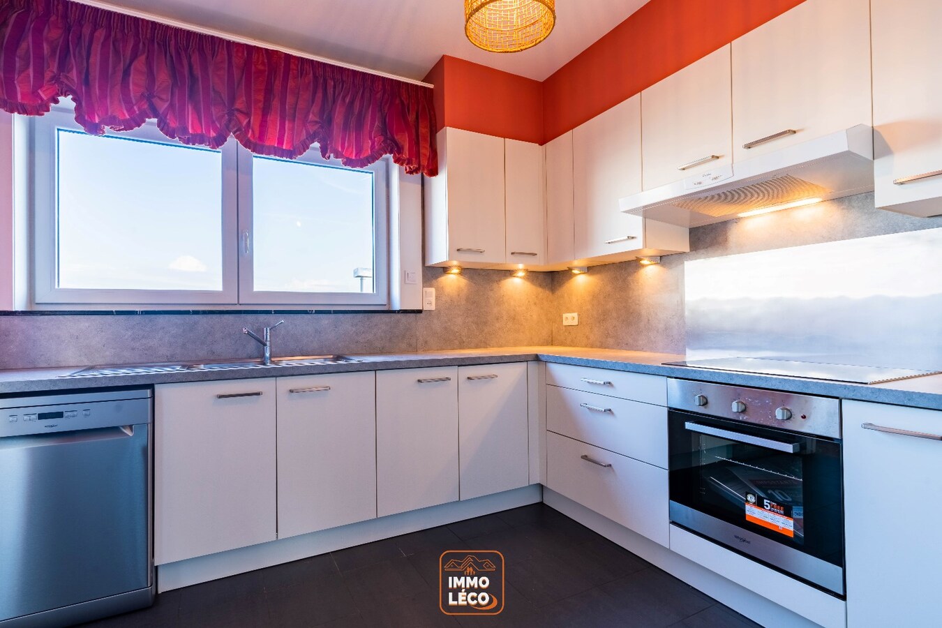 Magnifique appartement DUPLEX avec grande terrasse de 30m2, en plein centre-ville avec facilités de stationnement ! 