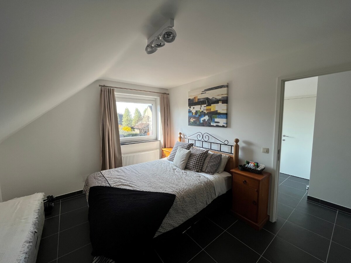 Ruime villa in residentiële wijk te Dikkelvenne 