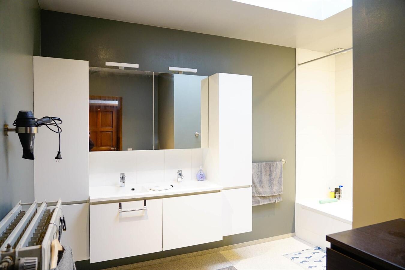 Commercieel gelegen winkel  met  parking 