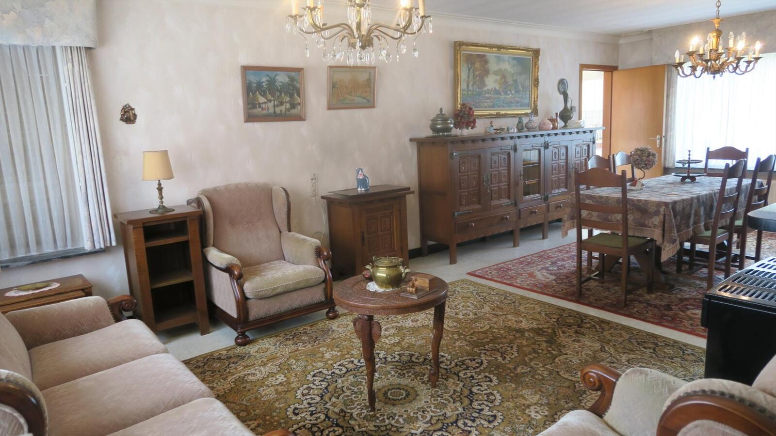 Degelijke open woning op ruim perceel van 843m² 