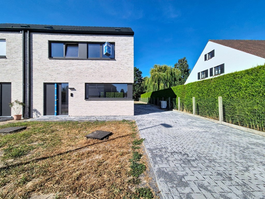 Nieuwbouwwoning met 3 slpk en polyvalente ruimte 