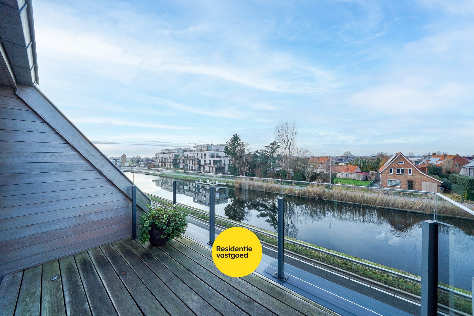 Recent duplex-appartement met open zicht op de vaart in Oudenburg 