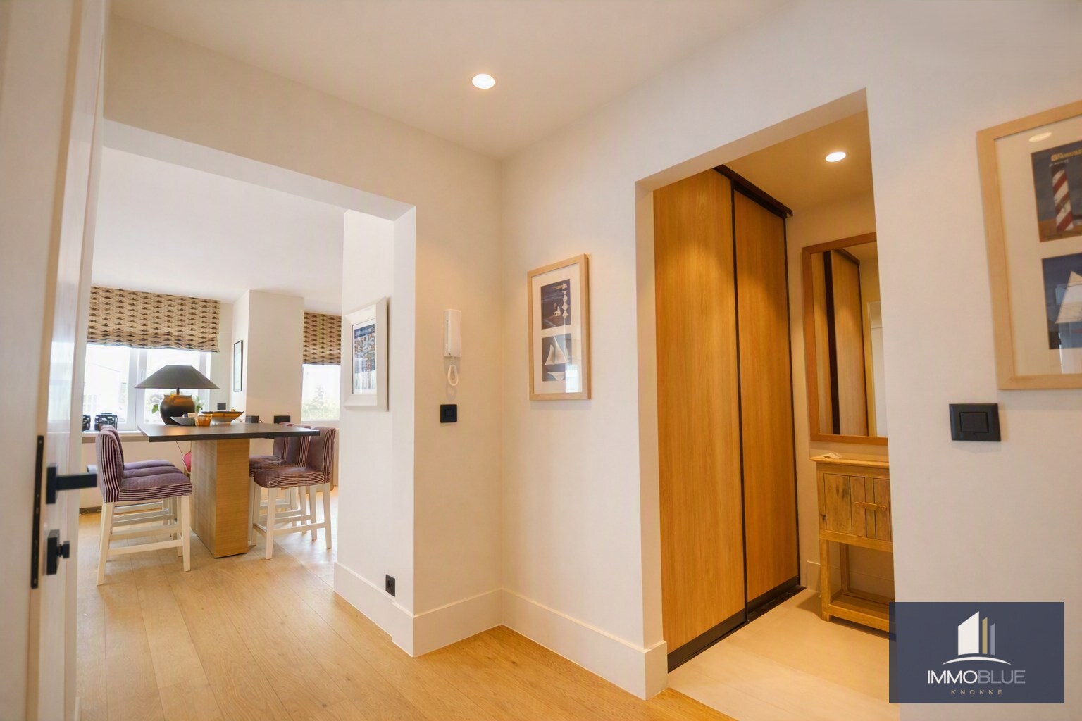 Stijlvol hoekappartement met tijdloze elegantie en een open zicht op de Kustlaan. 