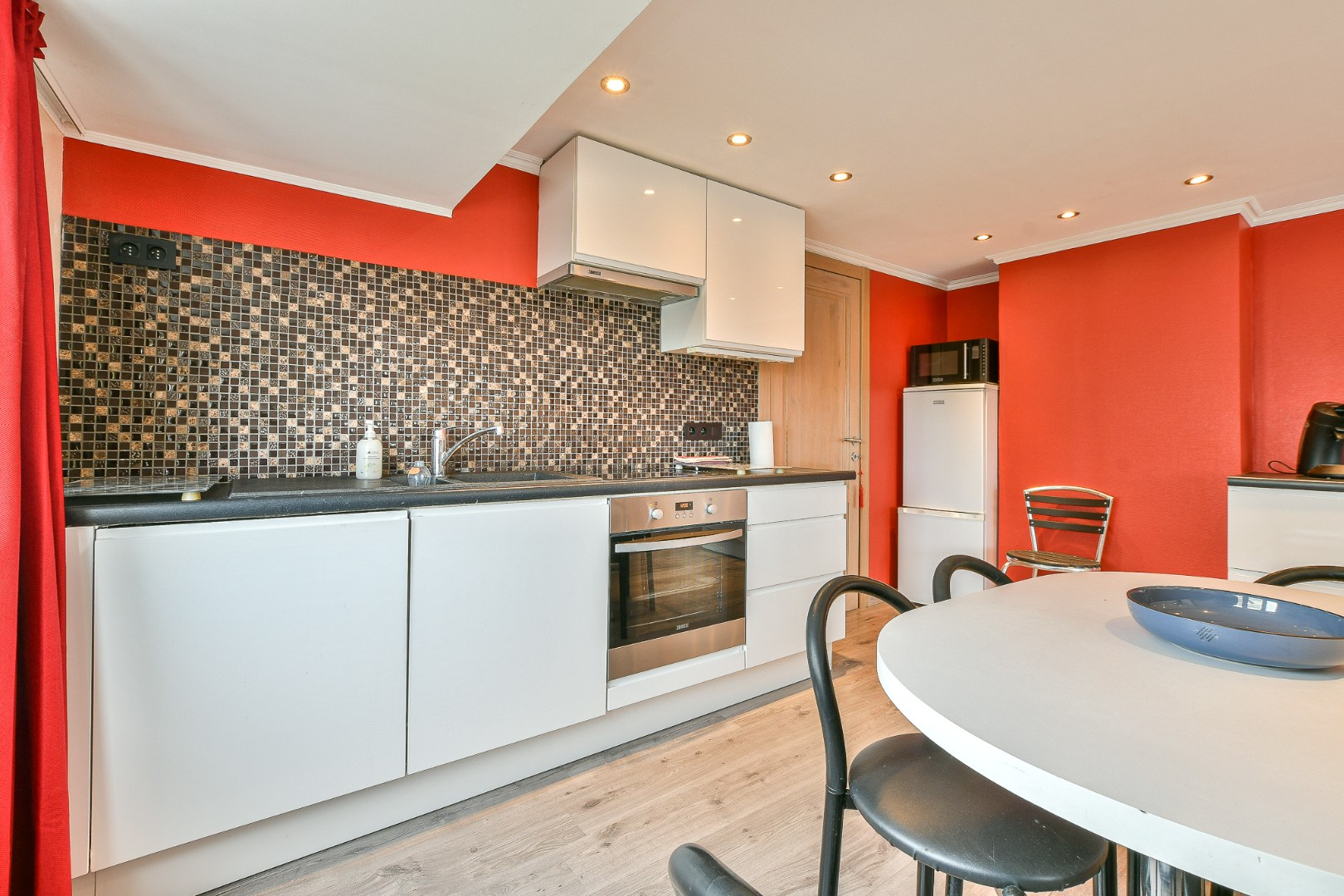 Ruime woning met veel mogelijkheden, carport en 2 parkeerplaatsen - vlakbij centrum &amp; zee! 