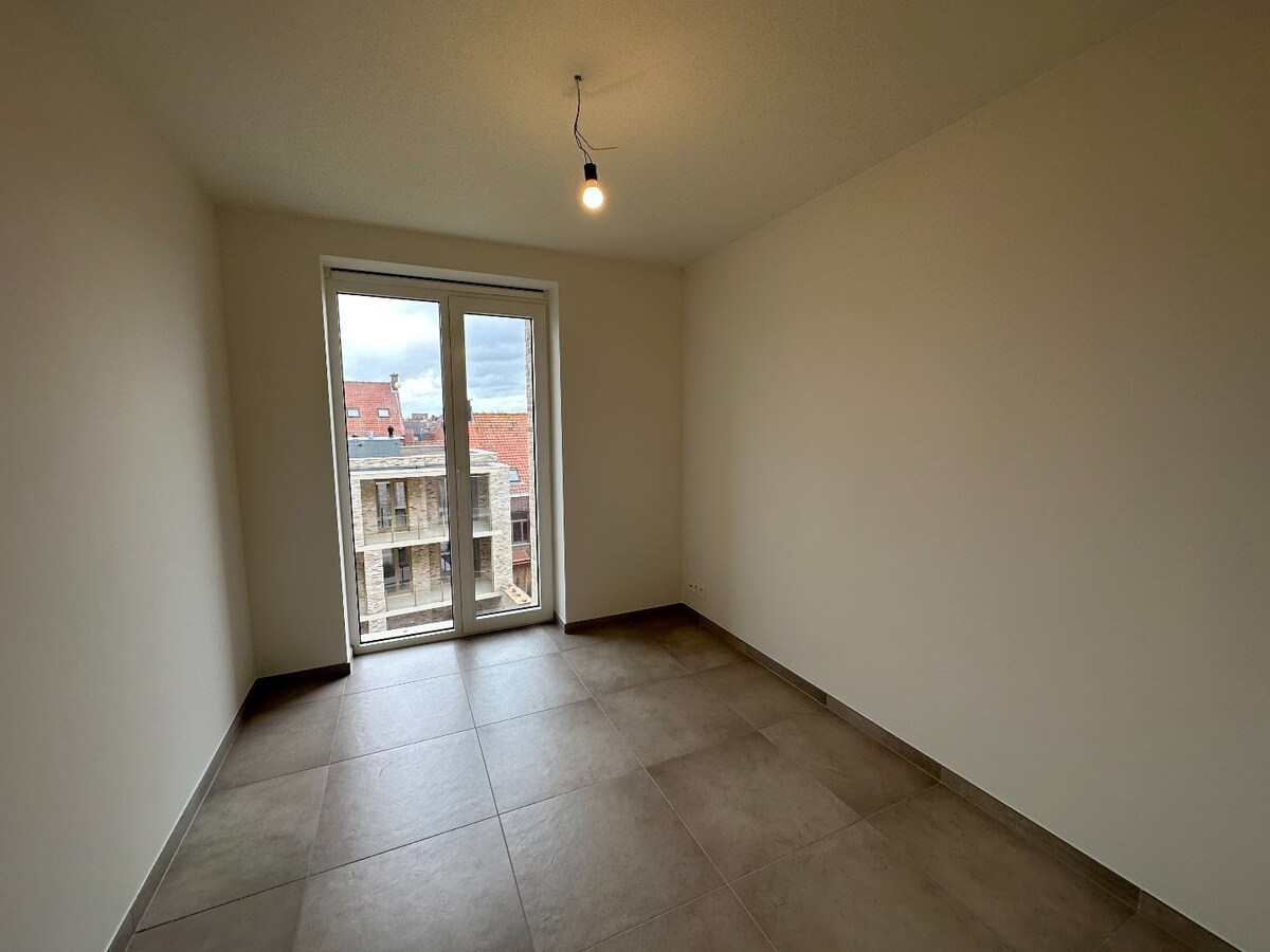 Ruim en energiezuinig 2-slaapkamerappartement met twee terrassen in centrum Ieper! 