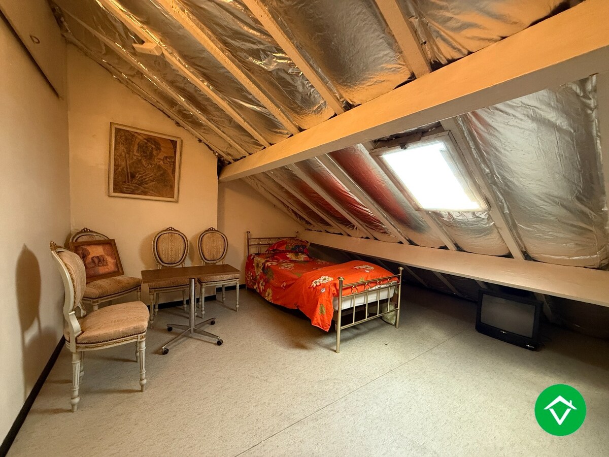 Karaktervolle halfopen bebouwing met 3 slaapkamers, tuin en garage te centrum Roeselare 