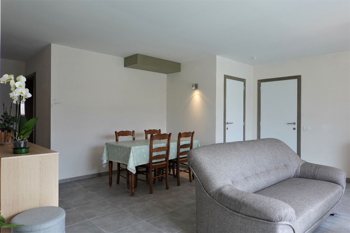 Recent nieuwbouwappartement met tuin te Zedelgem 