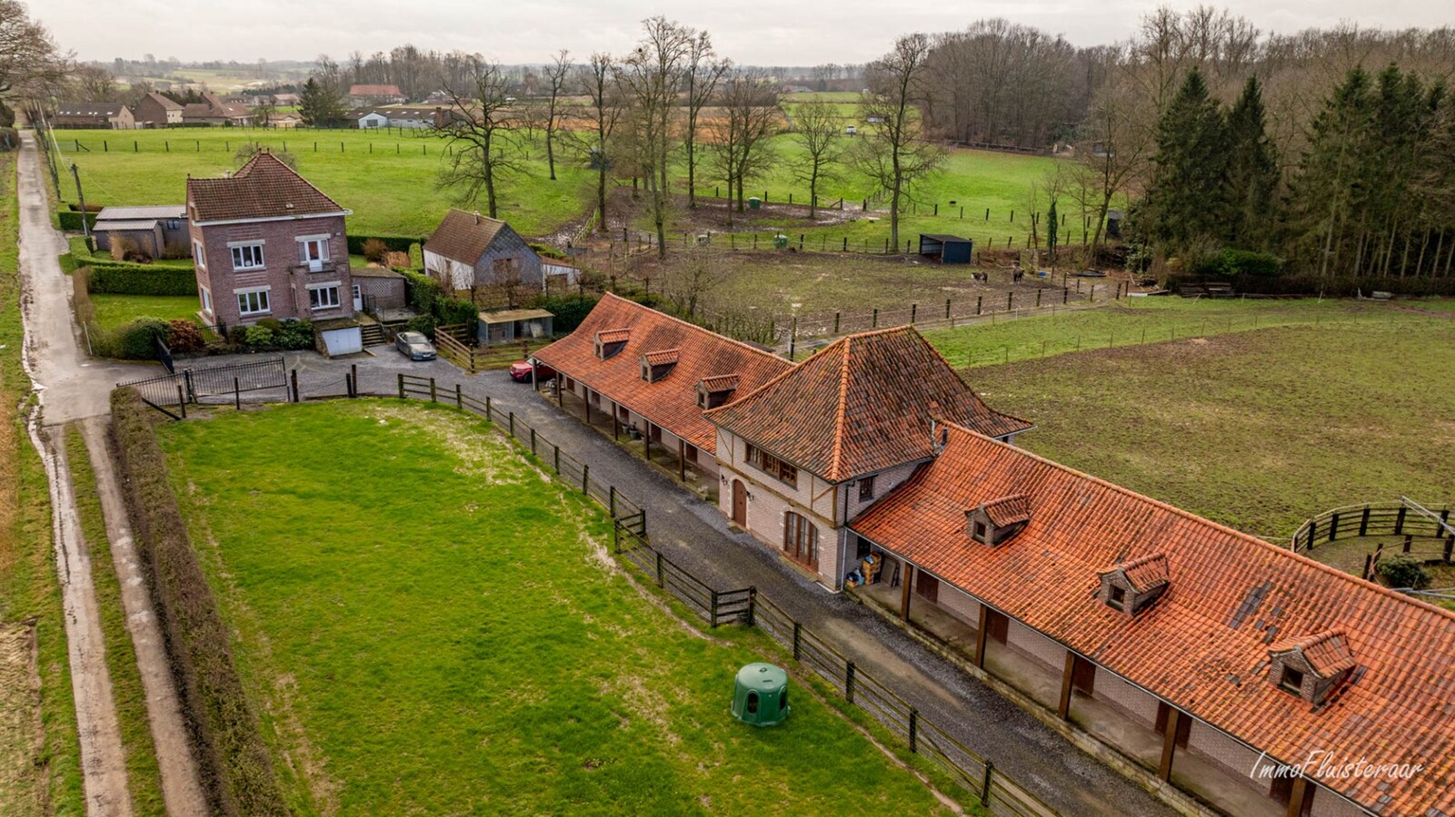 Magnifique complexe équestre avec maison d'entreprise, environ 33 écuries et une piste intérieure sur plus de 5,6 hectares à Bever (Brabant flamand). 