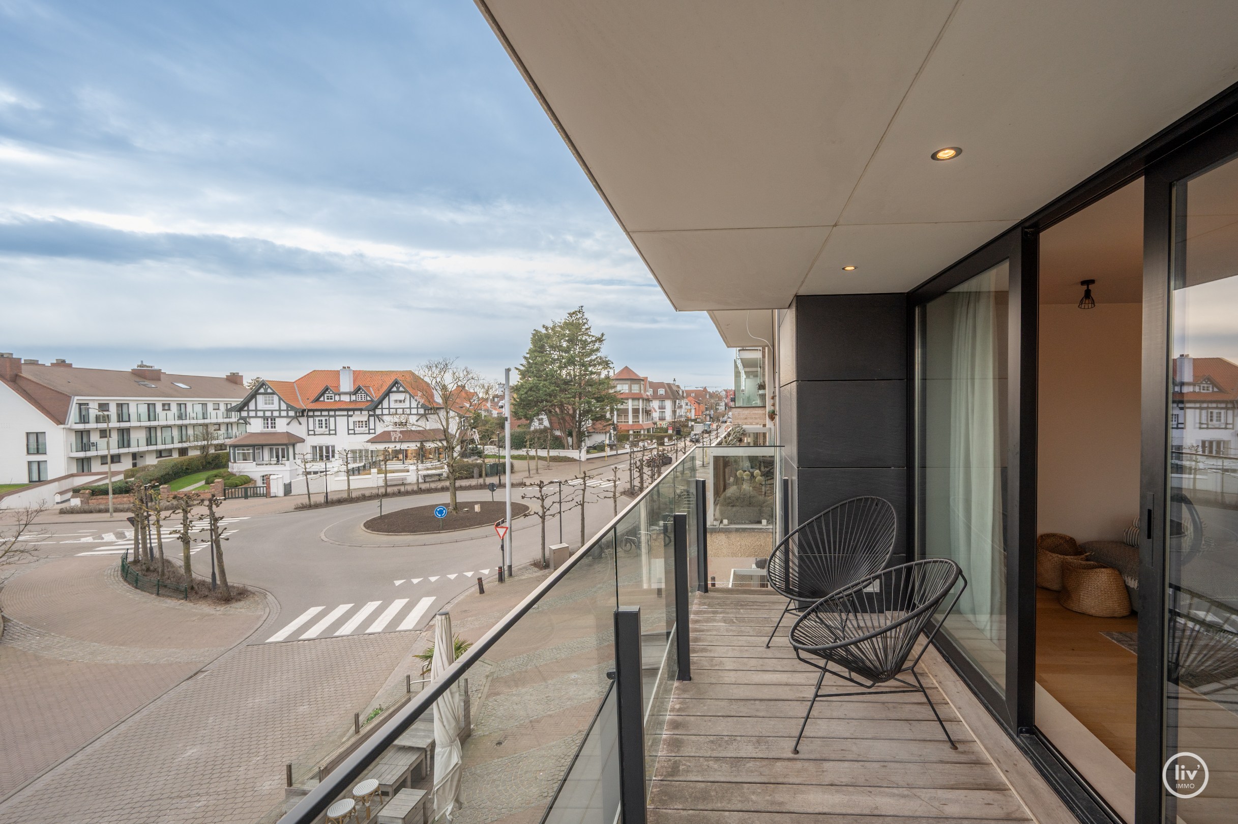 Prachtig HOEKappartement met open zichten en 3 slaapkamers gelegen op de Kustlaan te Knokke. 