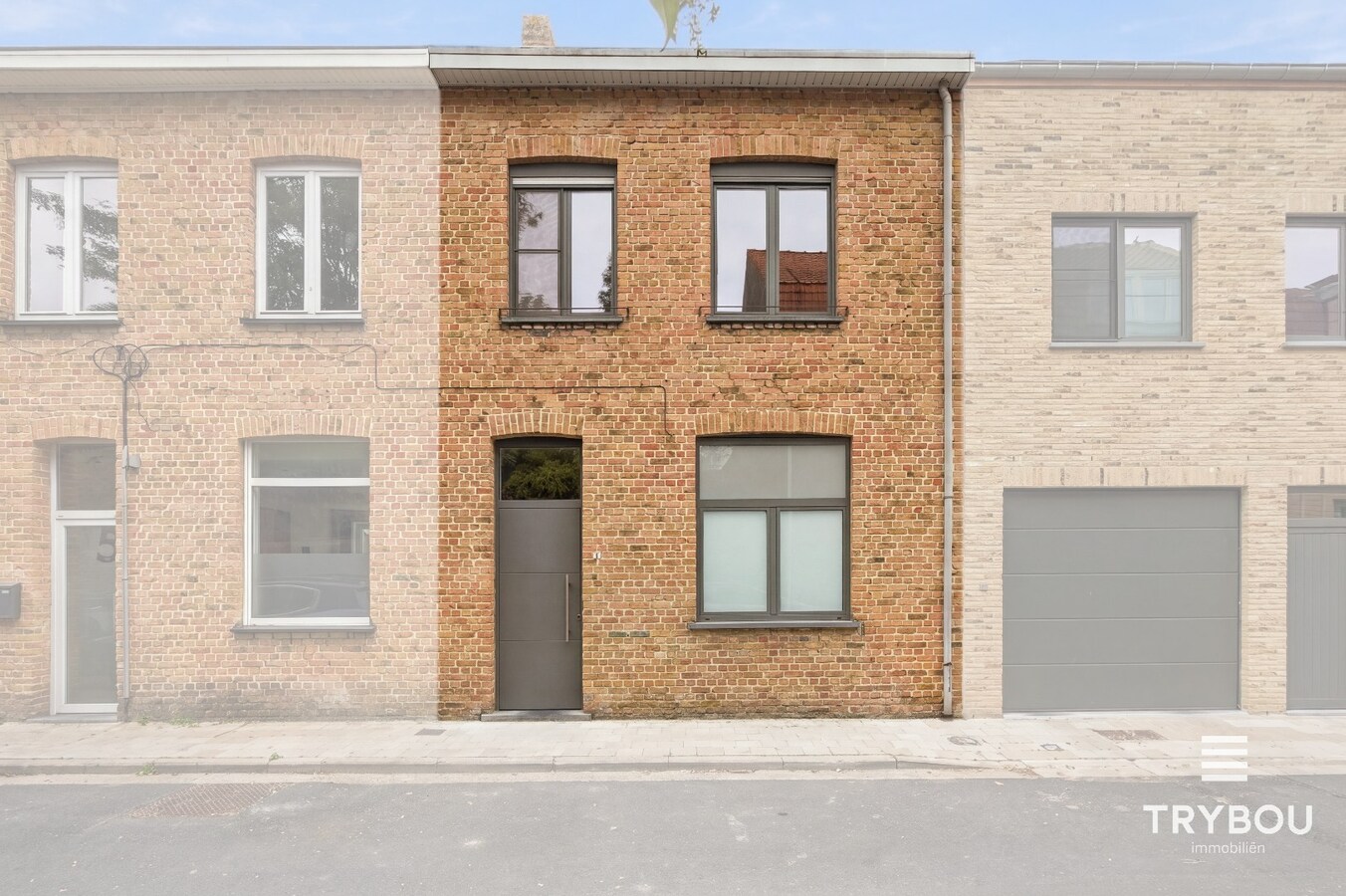 Ruime rijwoning in het centrum van Ieper! 