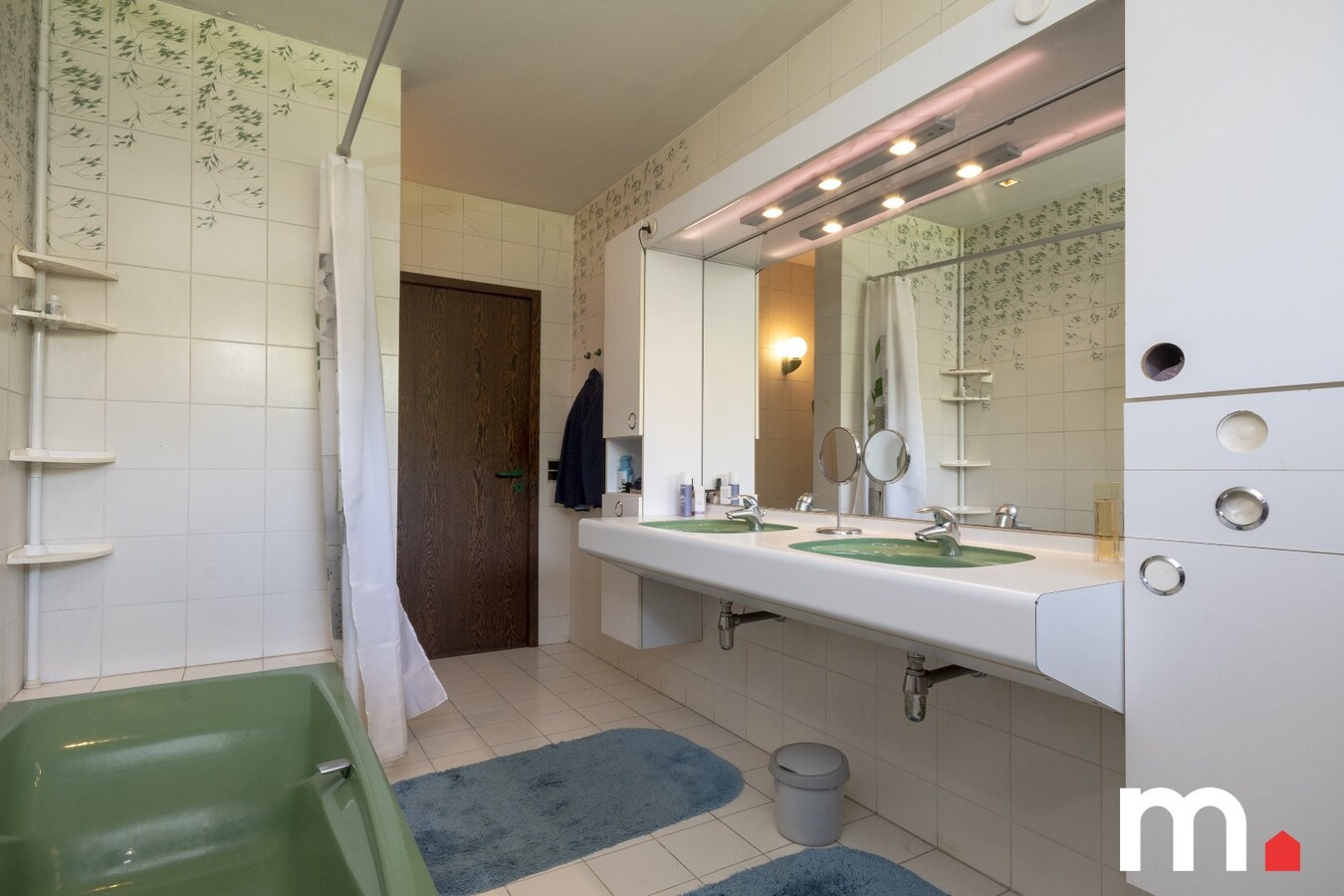 Unieke Villa te Roeselare op 2258m² met 28 zonnepanelen en 432m² bewoonbare oppervlakte! 