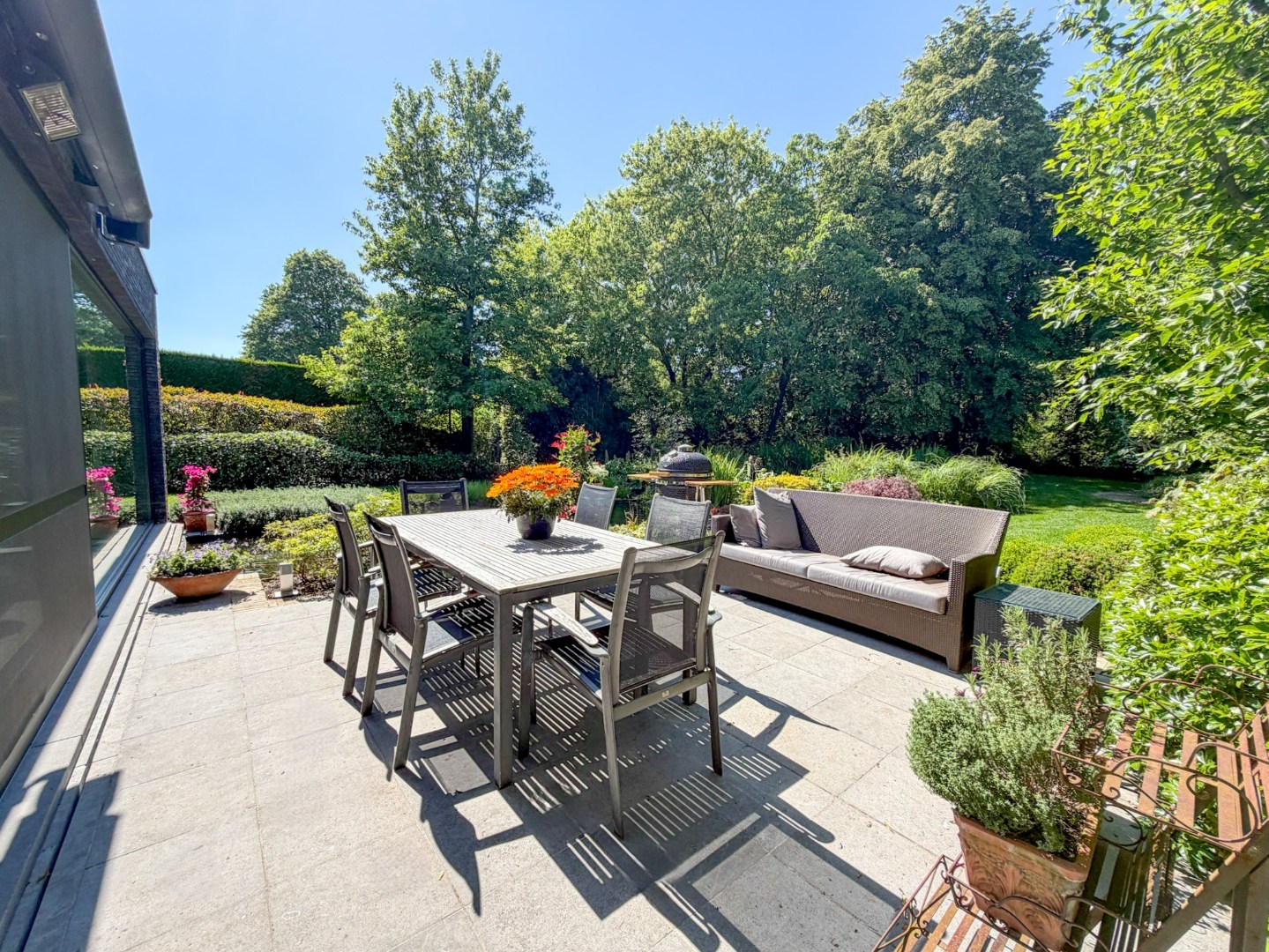 Ruime villa met prachtige tuin en hoogwaardige afwerking, perceel van 1891 m², rustig gelegen te Torhout 