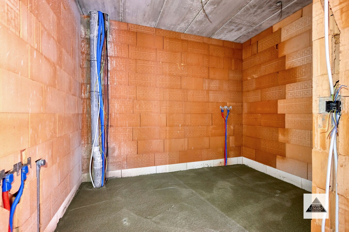 Nieuw gelijkvloers appartement met terras en tuintje 