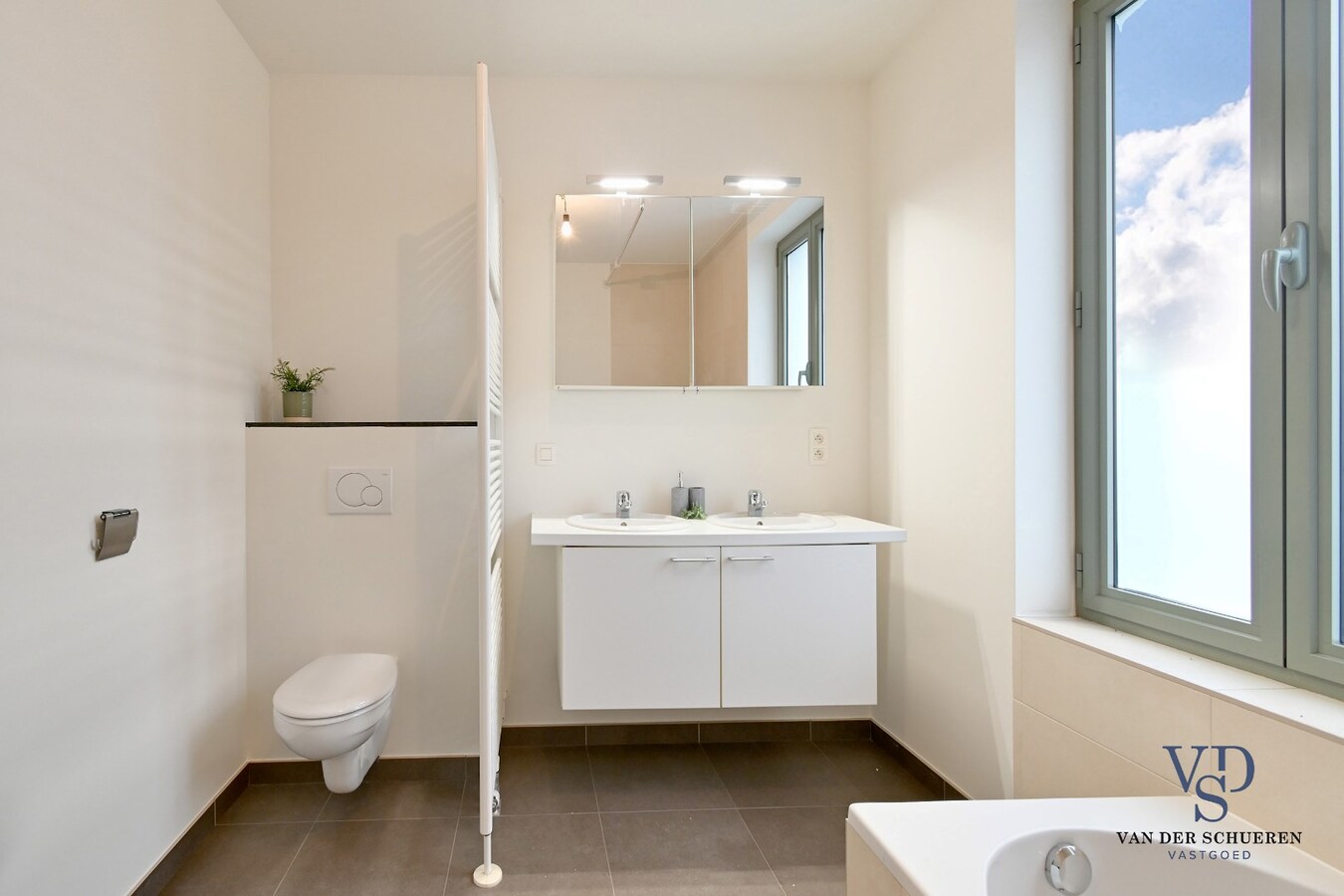 Ruime Half Open, op een commercieel gunstige ligging 