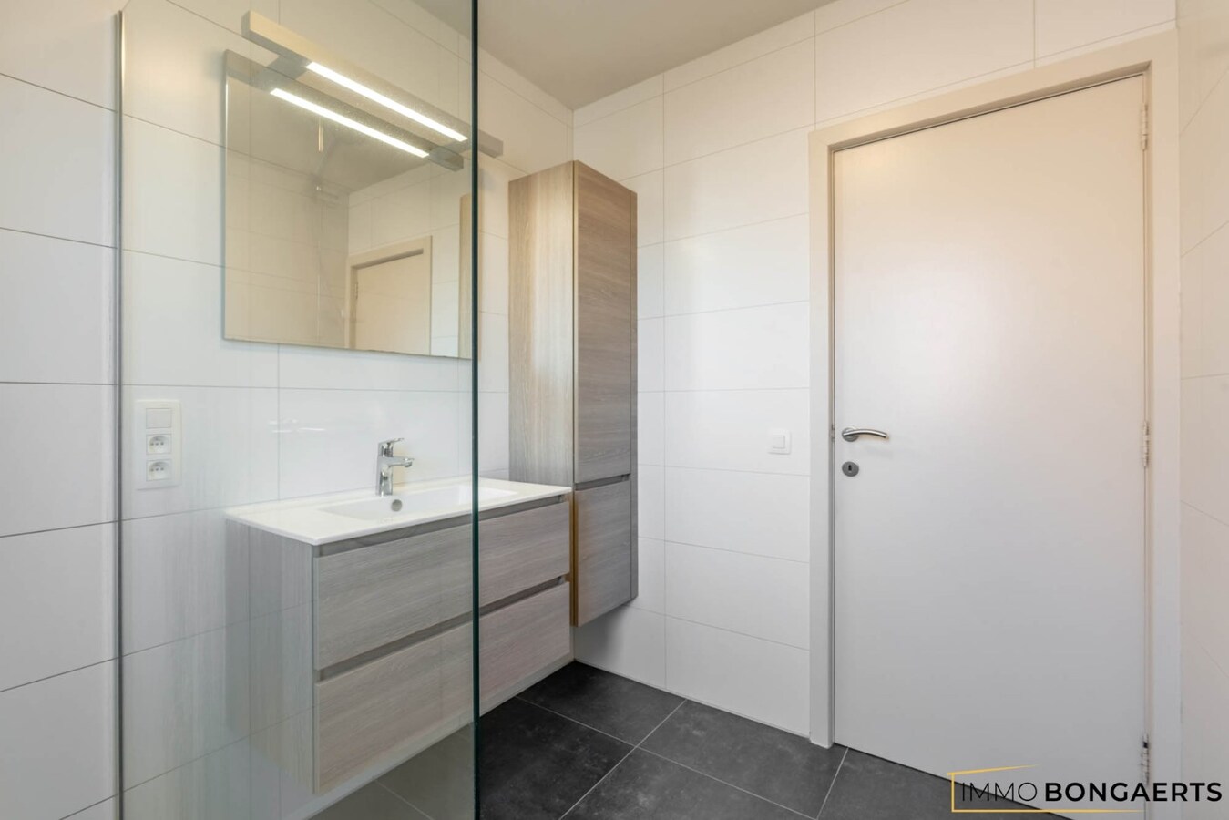 Ruim appartement met terras, garage en 2 slaapkamers. 