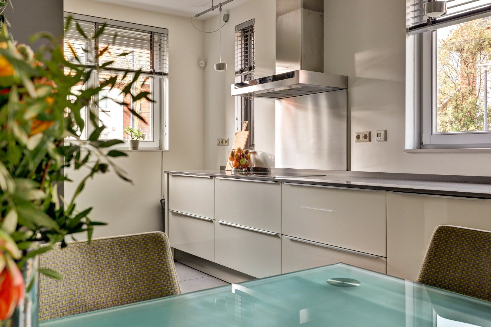 Luxe en royale 5-kamer 2-onder-1-kap woning met garage, eigen parkeerplaats, sauna én zonnige tuin op het zuiden en gelegen in een rustige straat! 