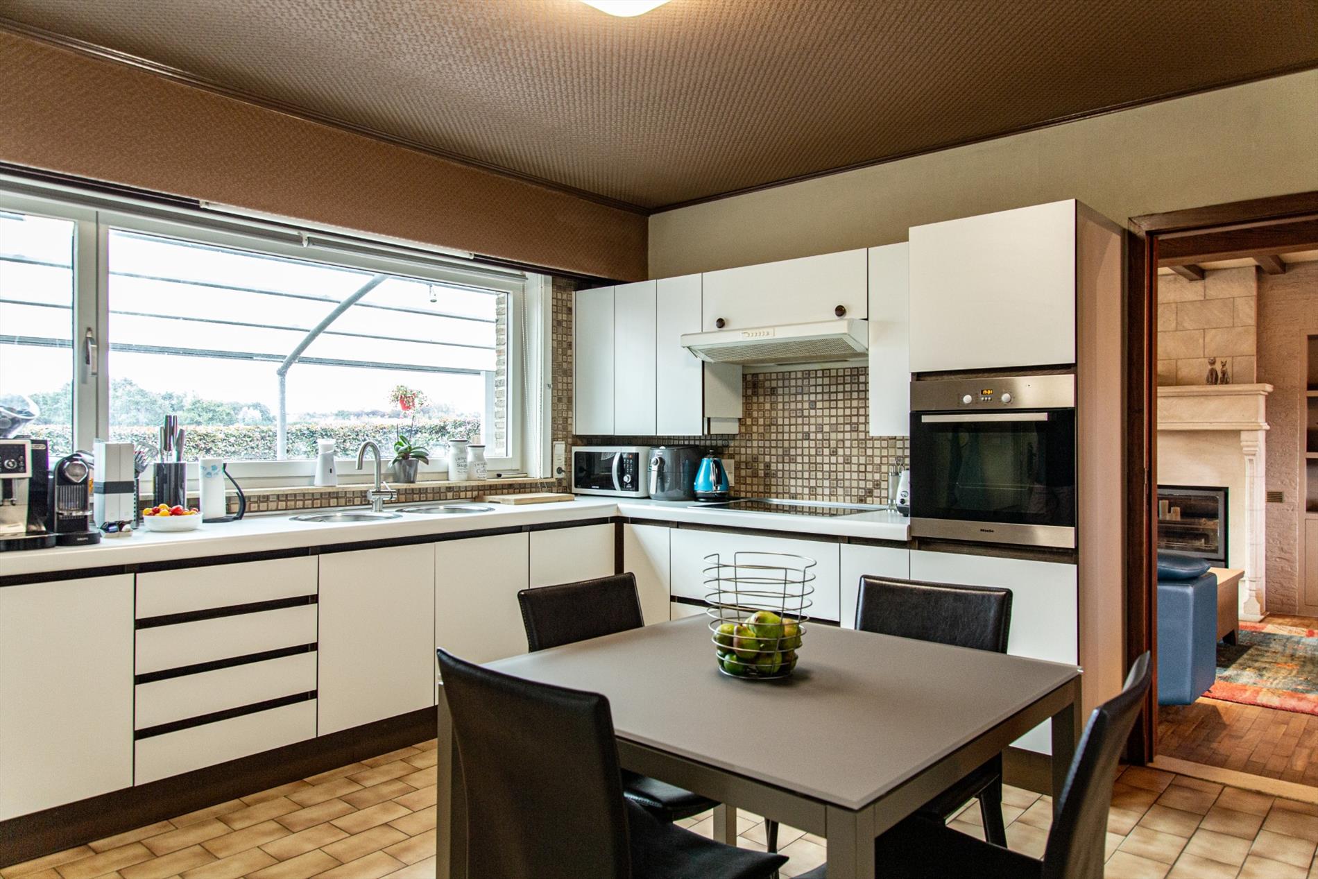 Rustieke woning met paardenstalling op 959m² landelijk gelegen doch nabij centrum Maldegem 