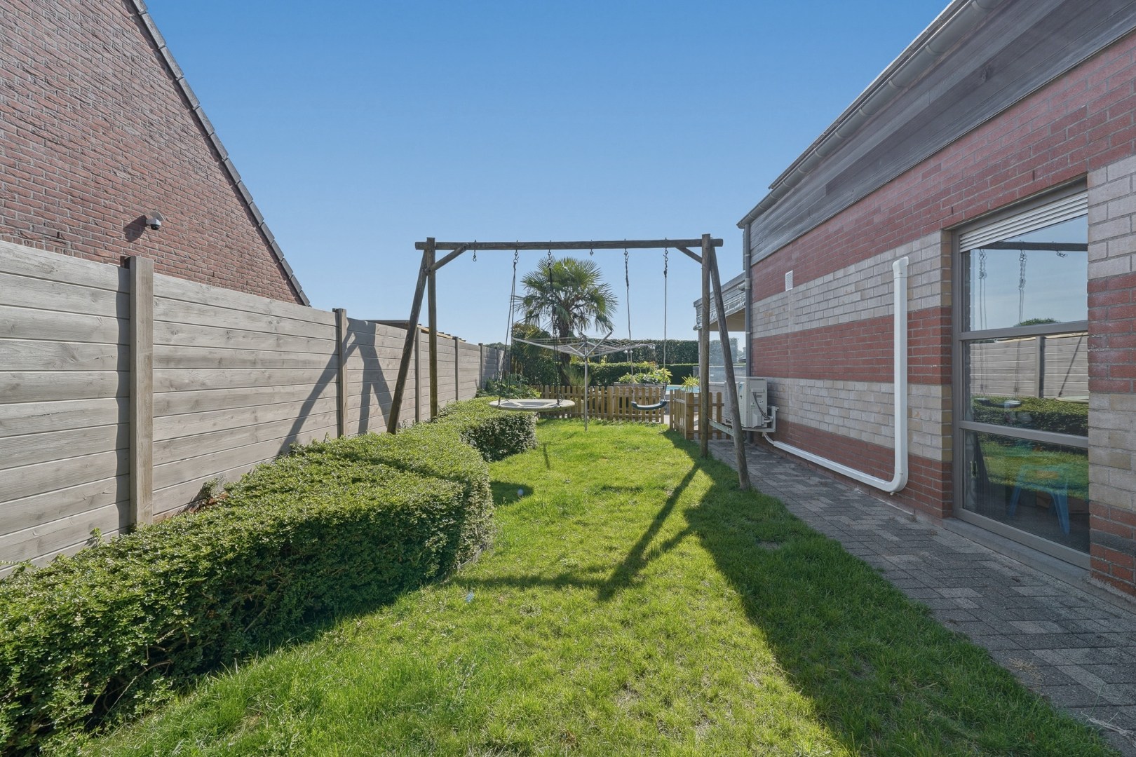Instapklare halfopen bebouwing met 3 slaapkamers en zwembad 