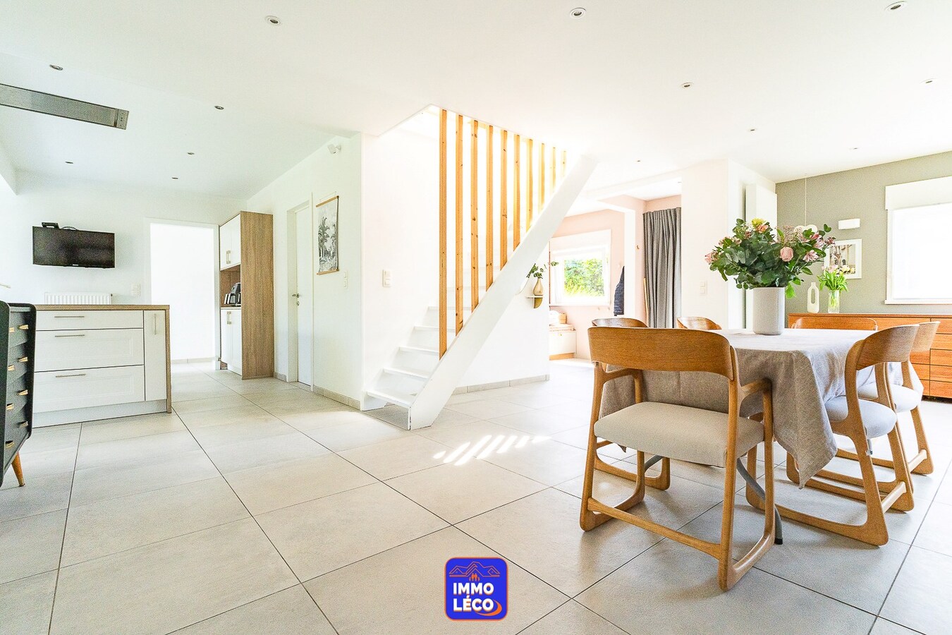 Semi "Plain-Pied" 6 chambres, 2 salles de bains, jardin, carport 2 voitures, COUP DE COEUR ! 