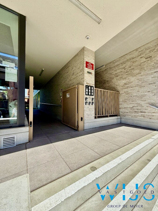 Serviceflat met parkeerplaats in hartje Ertvelde ! 