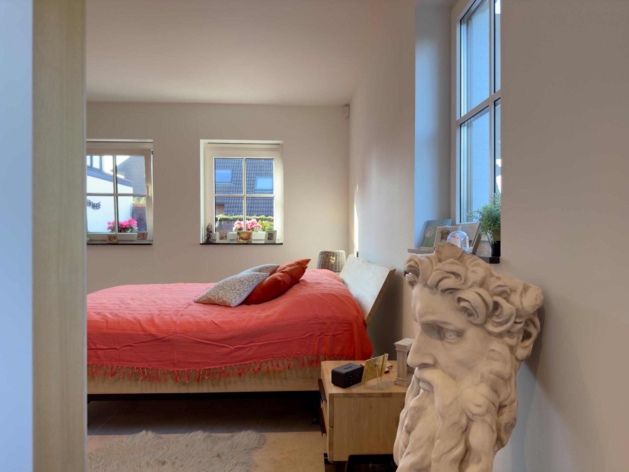 La villa récente de 2023 est située sur un terrain de 900 m², dans un havre de paix et de tranquillité. 