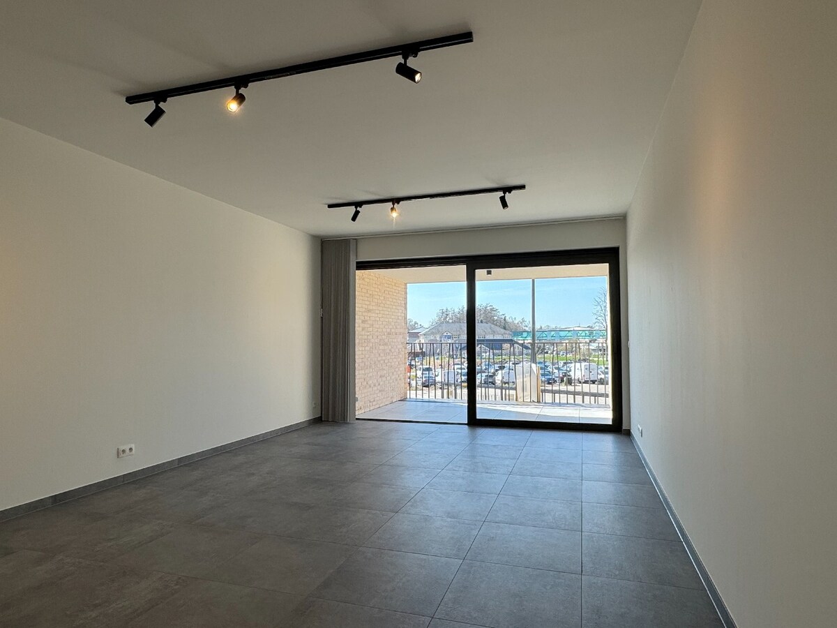 VOLLEDIG AFGEWERKT NIEUWBOUWAPPARTEMENT MET 2 SLAAPKAMERS, TERRAS, ONDERGRONDSE AUTOSTANDPLAATS EN KELDERBERGING IN RESIDENTIE "DE KWINT" TE ZONHOVEN 