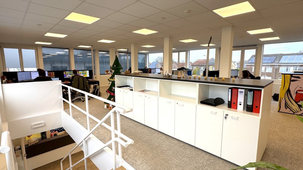 Ingedeelde kantoorruimte te huur vlakbij R4 en E40 in Drongen