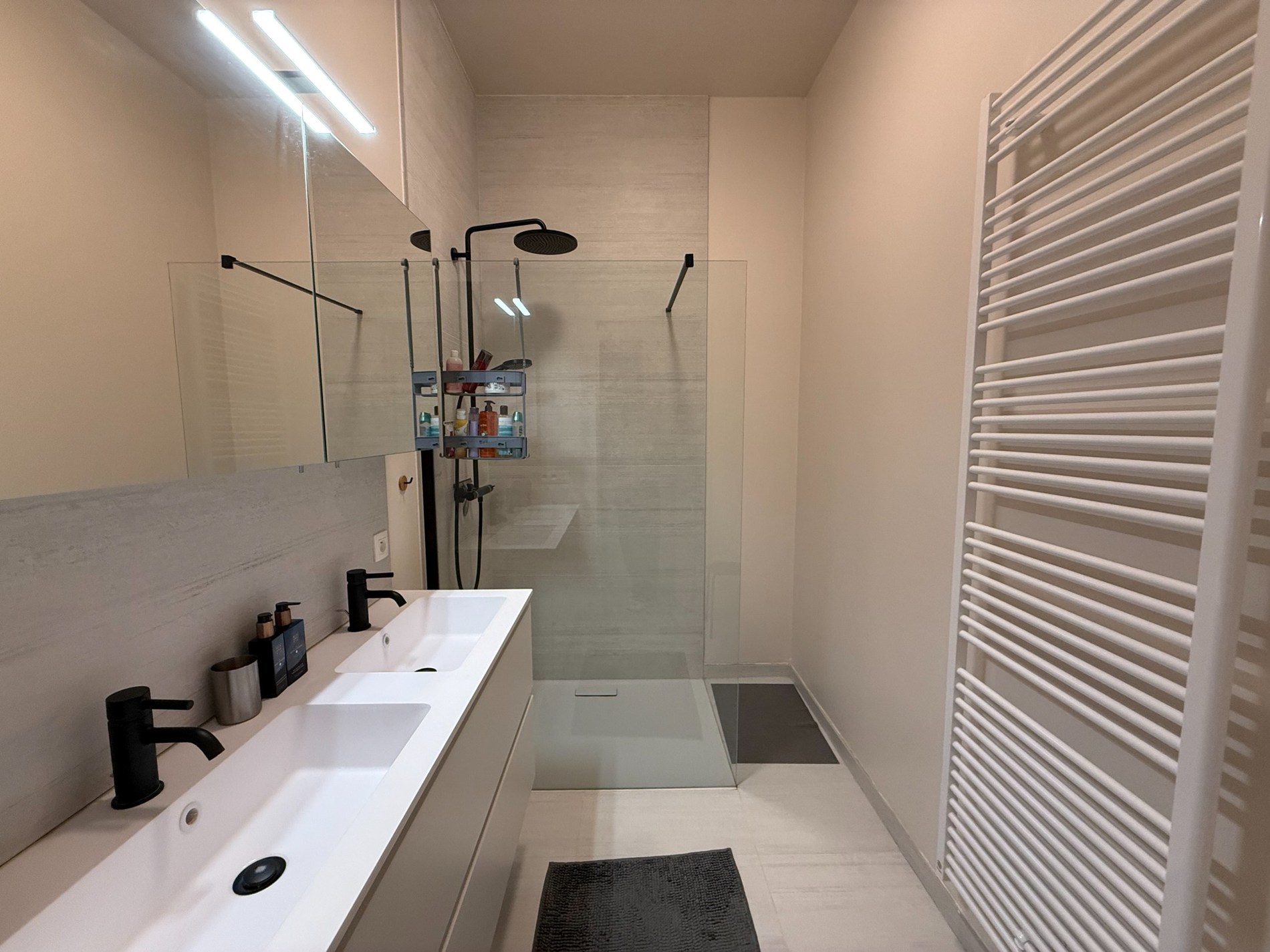 MEUBLÉ: Maison spacieuse et chaleureuse avec de hauts plafonds et une grande terrasse à l'arrière. 