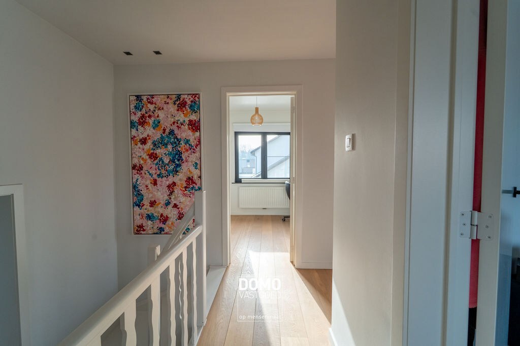 VOLLEDIG GERENOVEERDE OPEN BEBOUWING MET 4 SLAAPKAMERS EN GARAGE 