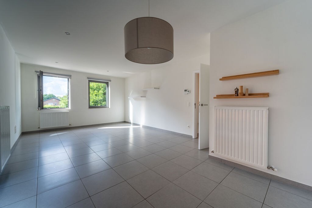 GUNSTIG GELEGEN 2 SLAAPKAMER APPARTEMENT 94 M² MET ONDERGRONDSE AUTOSTANDPLAATS EN KELDERBERGING IN HET CENTRUM VAN ZOLDER 