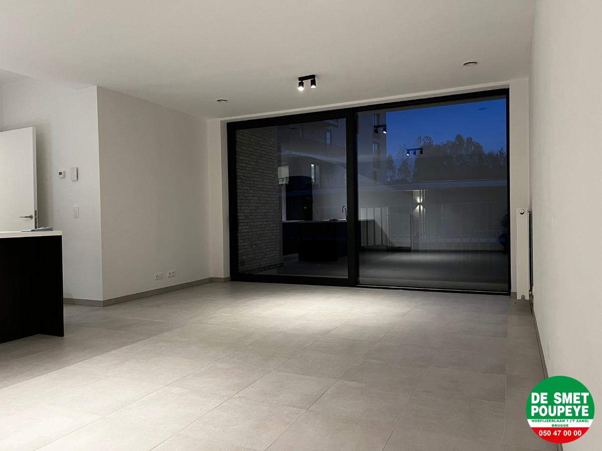 alt=leefruimte met groot raam