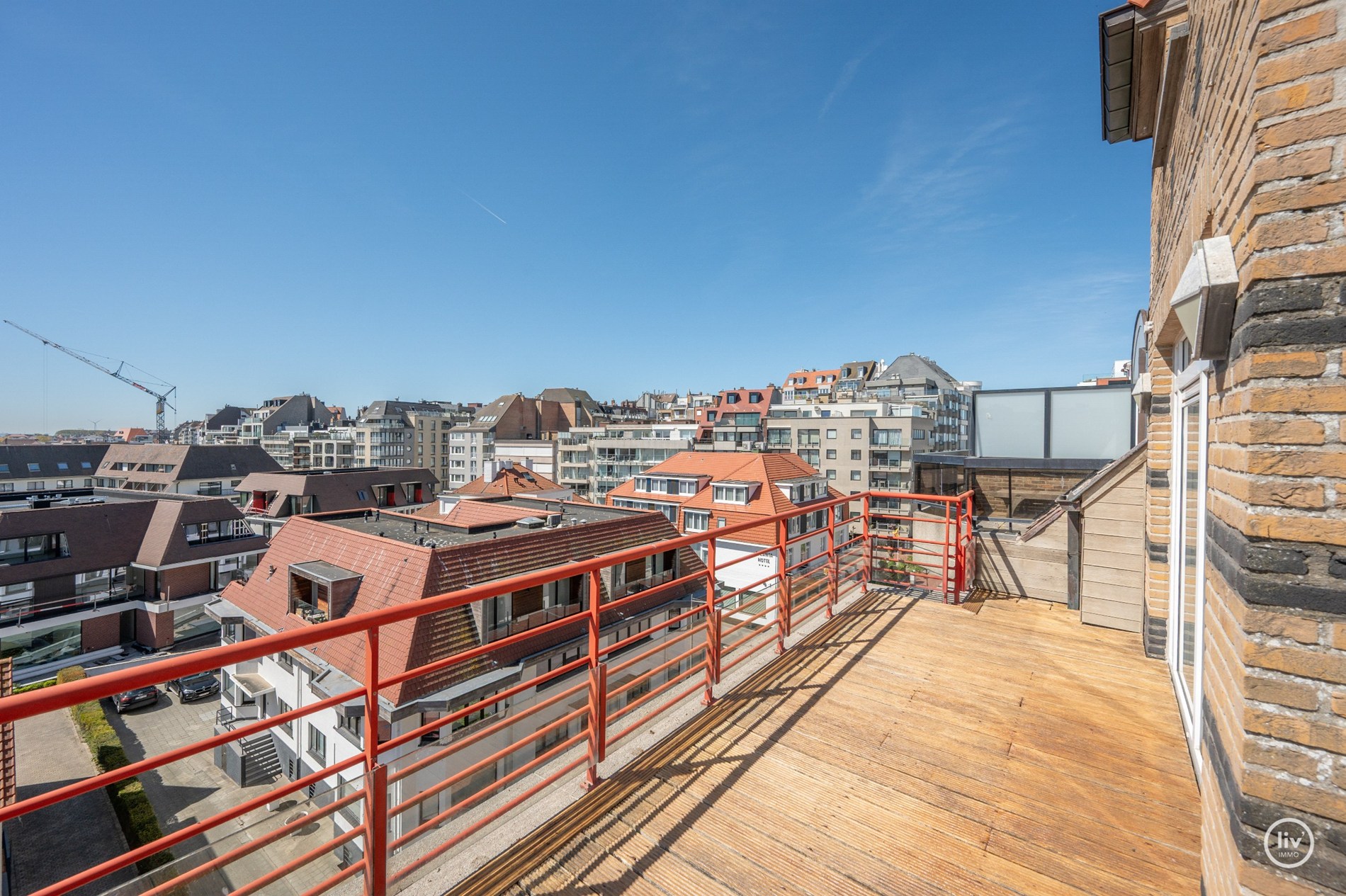 Magnifique et spacieux appartement de 3 chambres avec de belles terrasses et une vue dégagée agréable. 