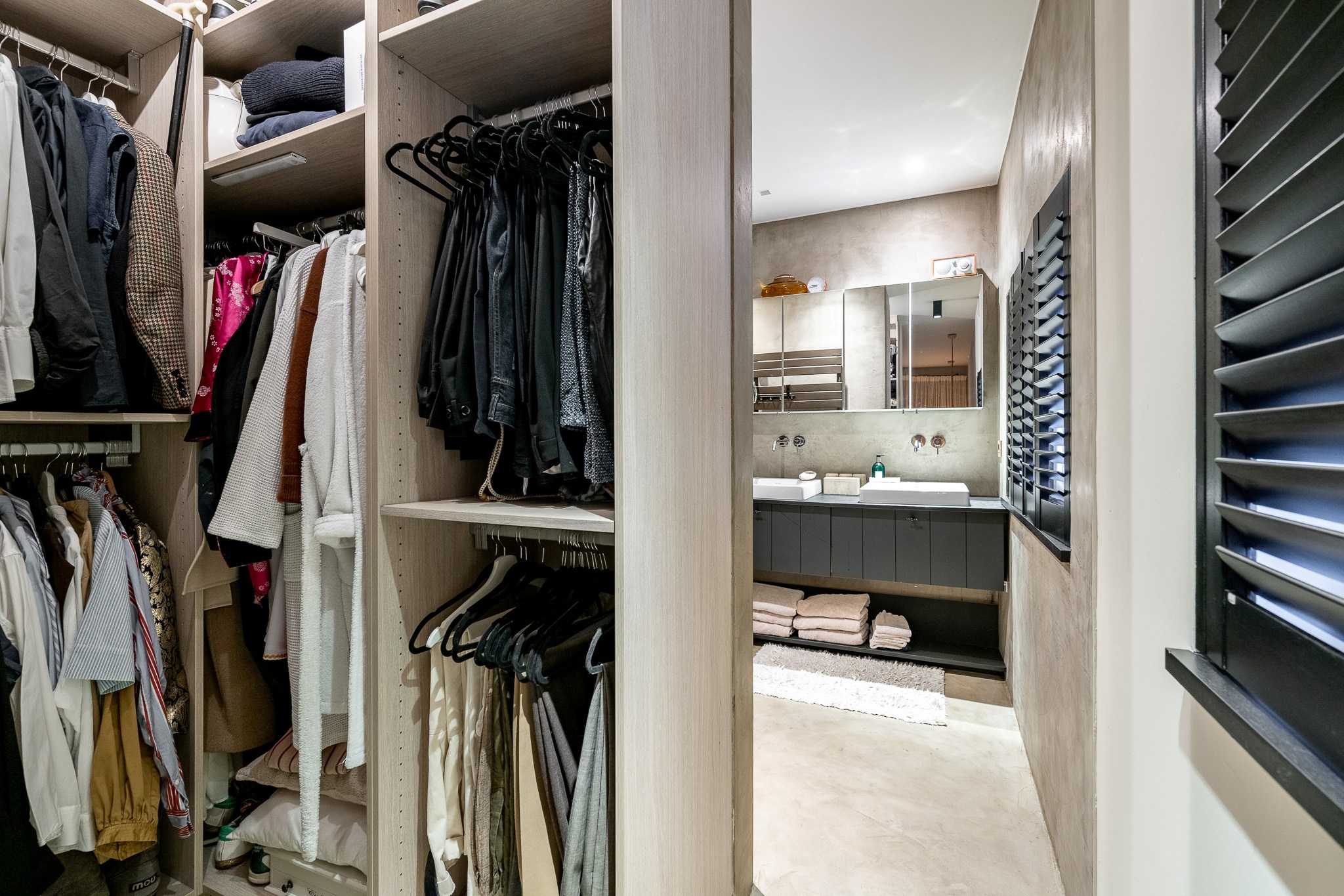 Située dans un quartier résidentiel calme et très prisé de Knokke, cette maison entièrement rénovée offre une combinaison parfaite de confort contemporain, de lumière et d'élégance raffinée. 