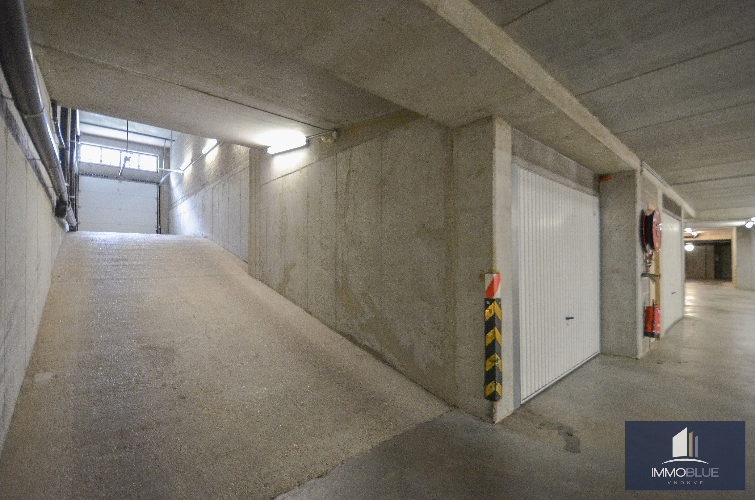 Open garage gelegen nabij de Dumortierlaan. 