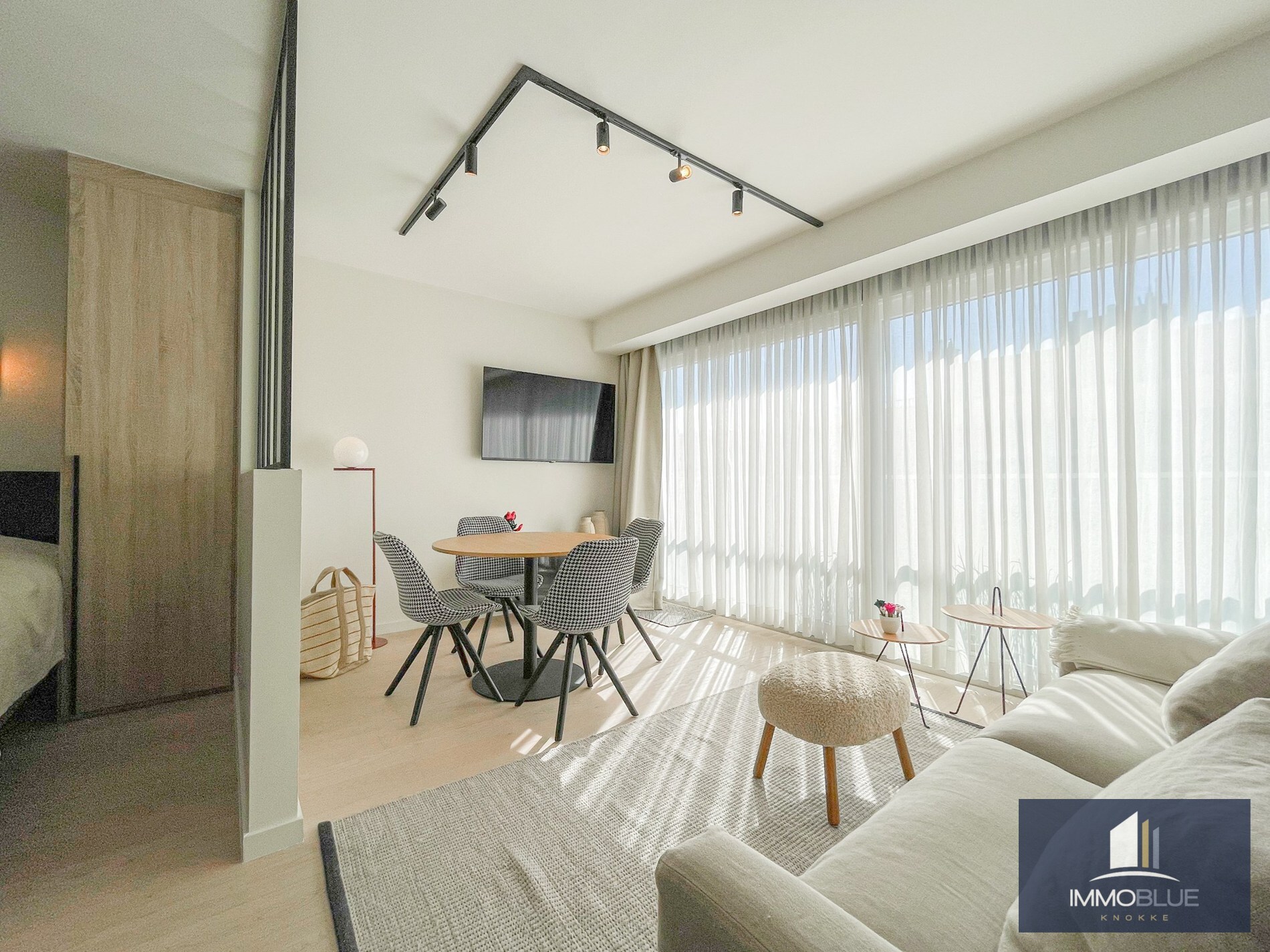 Recent tijdloos gerenoveerd appartement gelegen op de Kustlaan. 