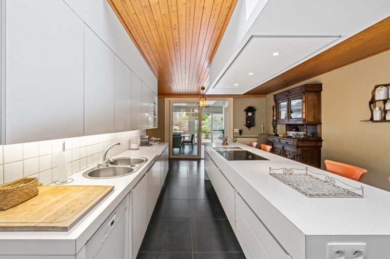 Uitstekend gelegen handelspand met woonst in Eernegem 