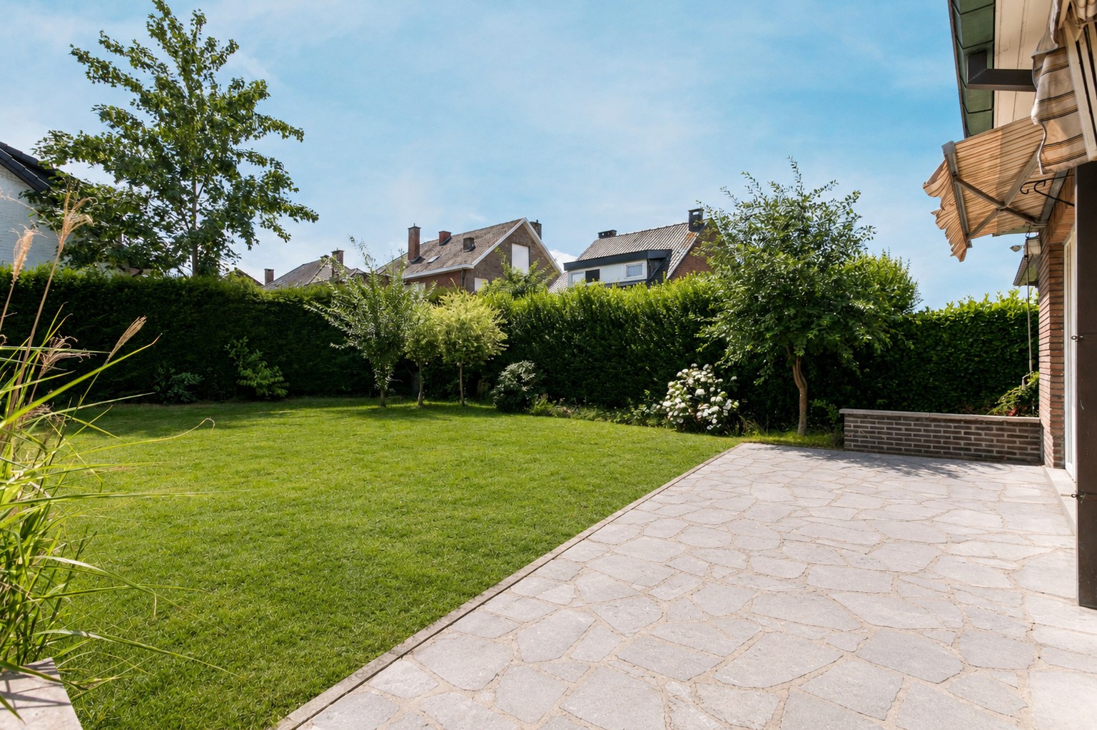 Ruime 4-gevelwoning met 4 slaapkamers, bureau, garage en tuin op 626 m² met bouwpotentieel in Halle 