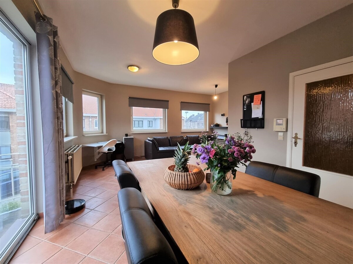 Op te knappen, zeer ruime hoekwoning met oprit - Heist 