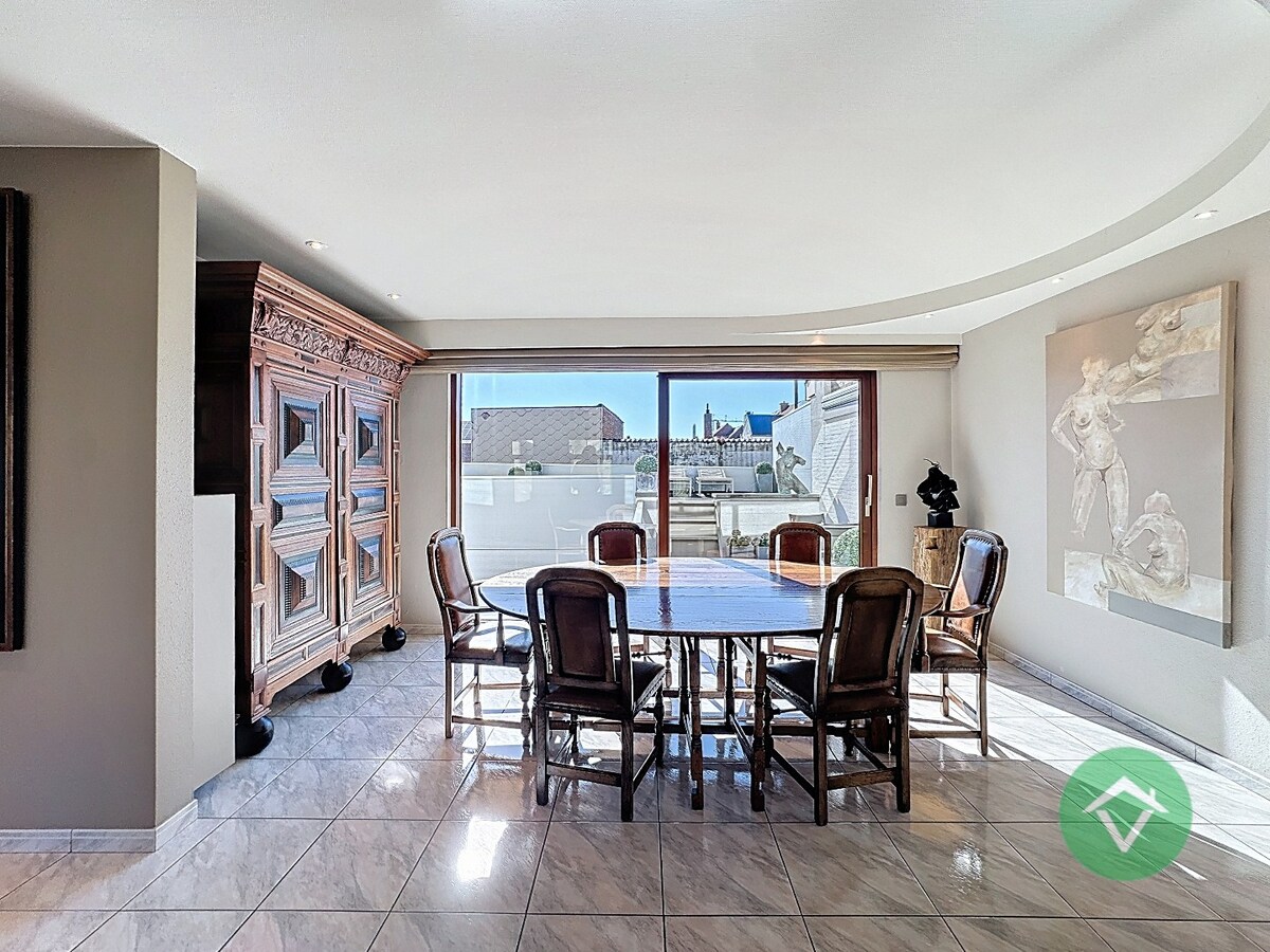 Deze instapklare handelswoning is gelegen in het centrum op een commerciële topligging op de markt van Koekelare 