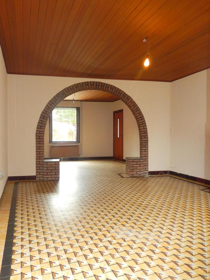 Rijwoning met zonnige tuin en garage 