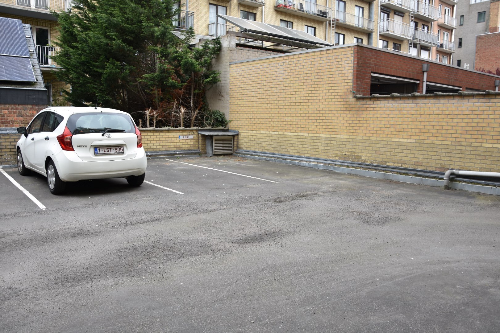 Buiten autostaanplaats te koop 