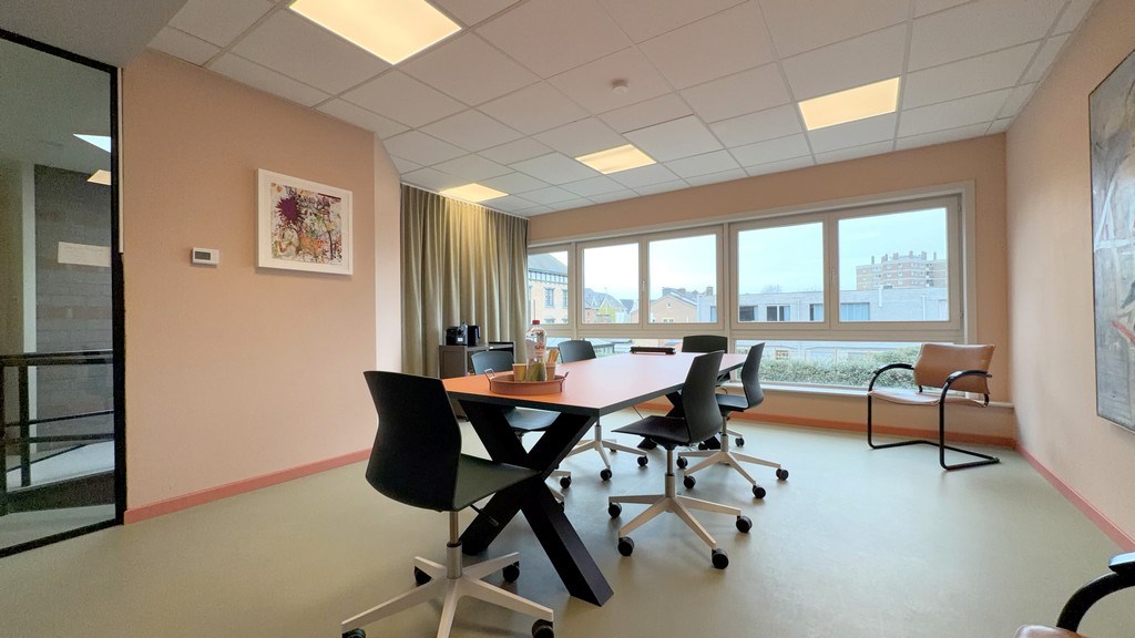 Volledig gerenoveerde kantoren in kleinschalig business center in Gent