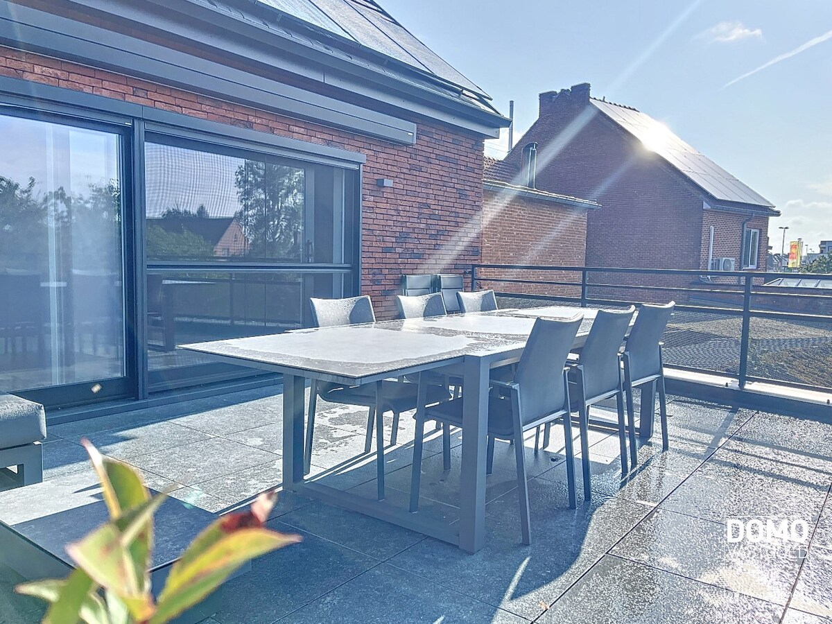 Luxe duplex appartement met terras, garage en 2 slaapkamers in Beverst - Volledig bemeubeld. 