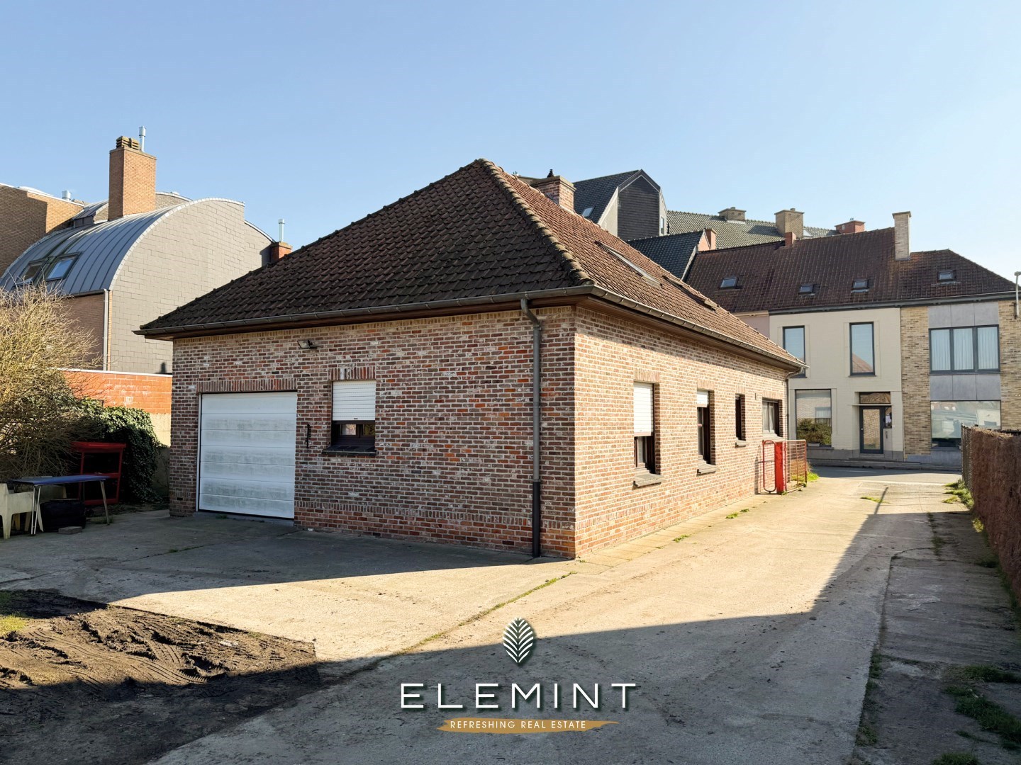 Heel ruim halfopen bebouwing met 4 slaapkamers en garage 