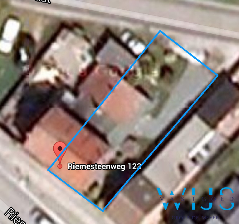 Op te frissen half- open bebouwiing op een perceel van 295m² 