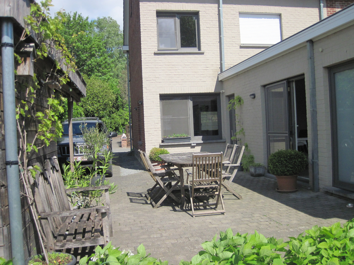 Prachtige Half Open Bebouwing - vernieuwd in 2012 !! 