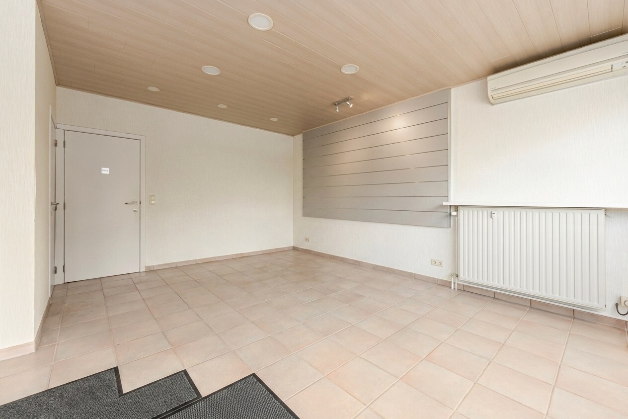 Wonen en werken combineren op toplocatie te Ichtegem - handelswoning met ruime woonst, tuin en garage 