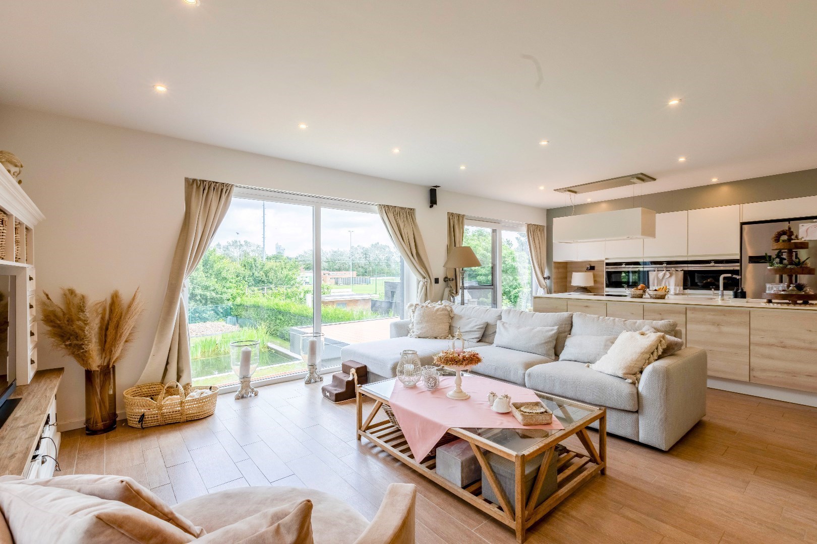 Ruime woning (369m²) met 4 slp. en in te vullen praktijk (onderaan) 