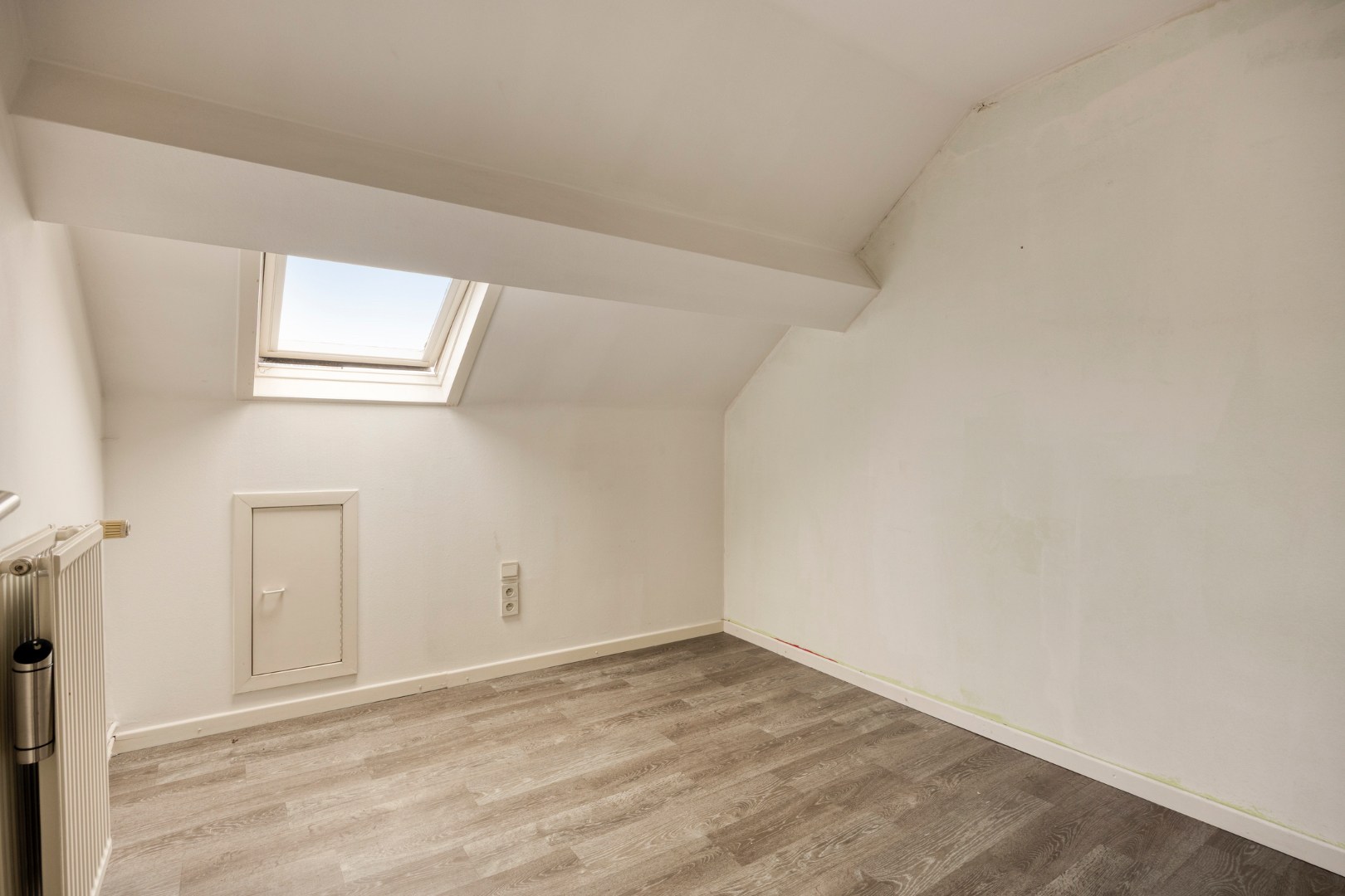 Building met handelspand en duplexappartement met 3 slpk. nabij het centrum van Leopoldsburg 