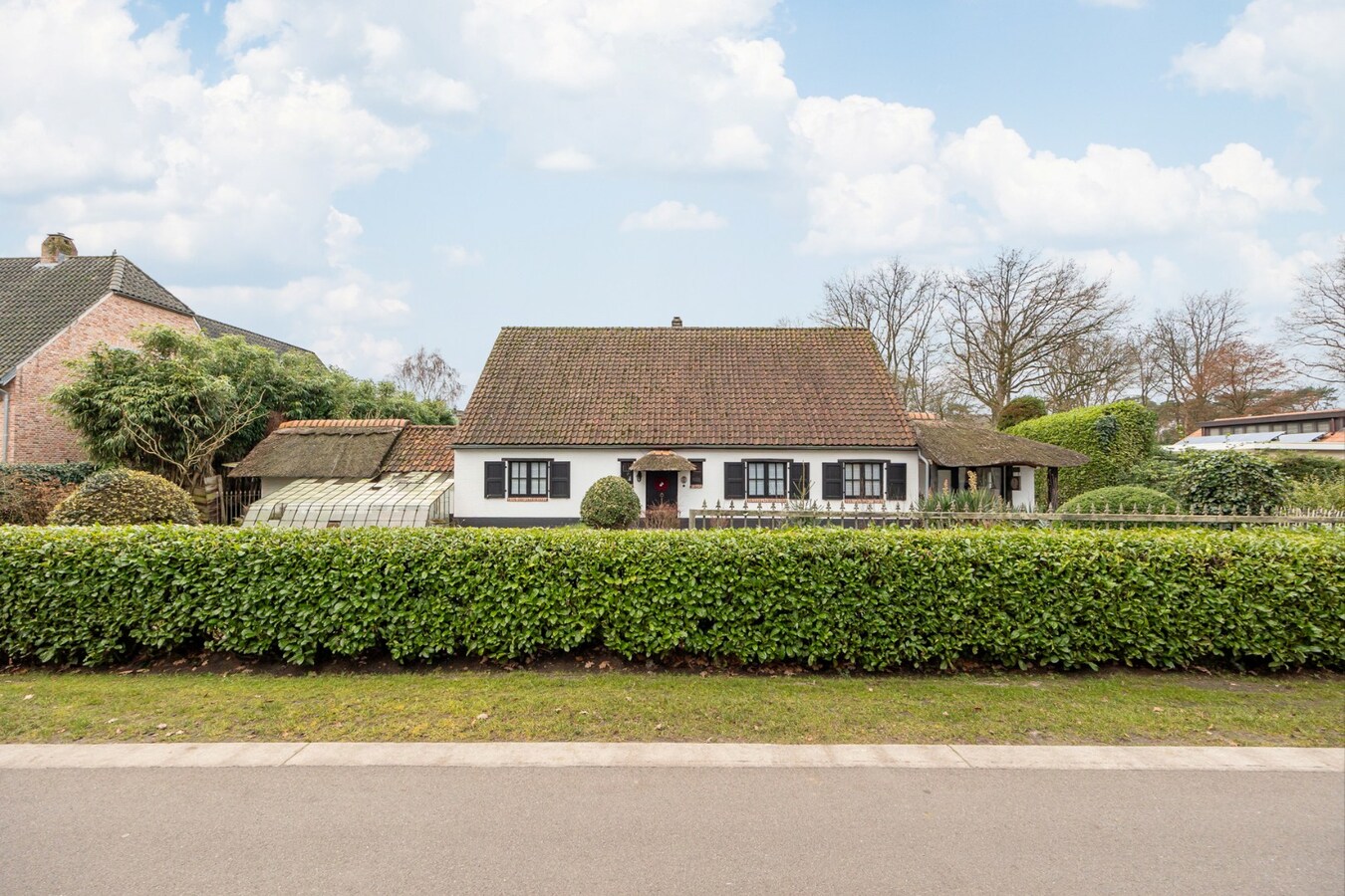 Charmante en ruime woning met zwembad en bijgebouw op toplocatie 